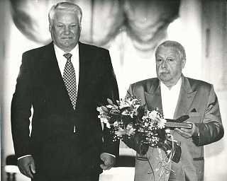 Борис Ельцин и Юрий Левитанский во время церемонии вручения Государственной премии. Июнь 1995 года, Москва.