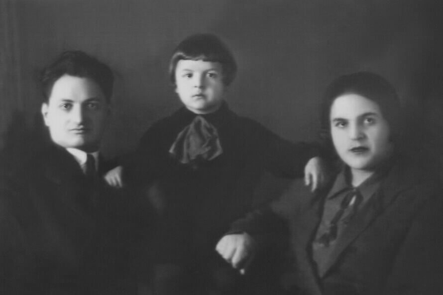 С родителями, середина 1920-х