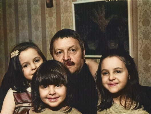 Ю. Левитанский с дочерьми. Справа налево: Екатерина, Ольга, Анна Москва, ок. 1980-го. Фото Э. Гладкова