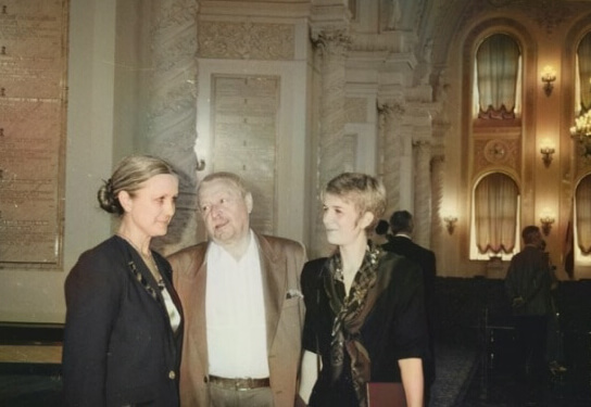 После церемонии вручения Государственной премии РФ с супругой Ириной Машковской (справа) и Ириной Ковалевой. Москва, 1995.