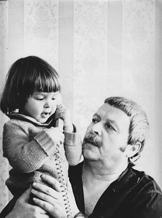 Юрий Левитанский  с дочерью Ольгой. Конец 70-х годов, Москва. Фото: из архива Л. Гомберга