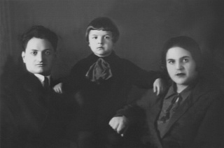 С родителями, середина 1920-х