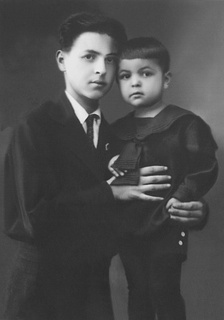 С братом Анатолием, середина 1930-х