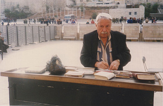Традиционная записка у Стены Плача. Ноябрь 1995 года, Иерусалим. Фото: Л. Гомберг