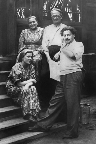 Юрий Левитанский с родителями и женой Мариной. Иркутск, 1950-е