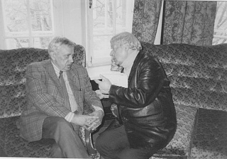 С писателем В. Максимовым. 1993 год.