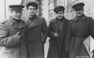 Слева от Левитанского Семен Гудзенко, 1940-е