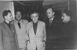 Ю. Левитанский (крайний справа) с писателями:слева направо Г. Марков, П. Неруда, И.Эренбург. 60-е годы