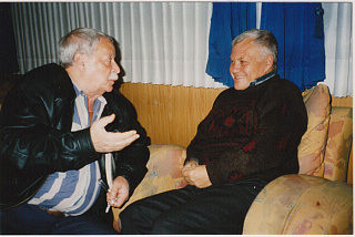 С Эфраимом Баухом, председателем Федерации союзов писателей Израиля. Ноябрь 1995 года, Бат-Ям (Израиль). Фото: Л. Гомберг