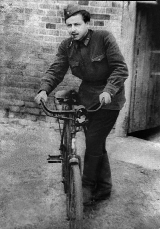 Юрий Левитанский в начале войны, 1941 год.