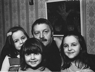 Юрий Левитанский с дочерьми. Справа налево: Екатерина, Ольга, Анна. Около 1980-го года, Москва. Фото: Э. Гладков