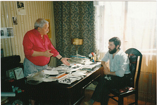 С художником Славой Полищуком во время работы над книгой "Меж двух небес". 1995, Москва. Фото: Л. Гомберг