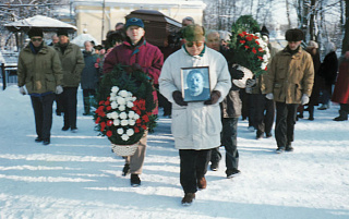 Похоронная процессия на Ваганьковском кладбище. Впереди А. Приставкин. 1996 год, Москва. Фото: Л.Гомберг
