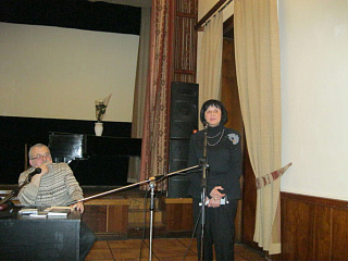 На сцене поэт Татьяна Кузовлева